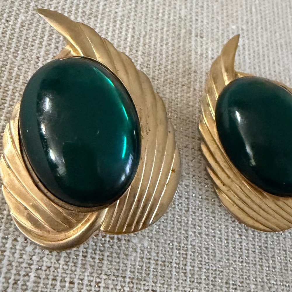 Vintage-Inspired Gold & Emerald Green Cabochon Clip-On Earrings - Women Jewelry - Picture 2 of 9